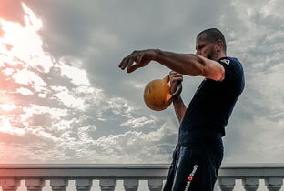 詹姆斯亲自指导小将完成训练动作，詹姆斯训练有多刻苦